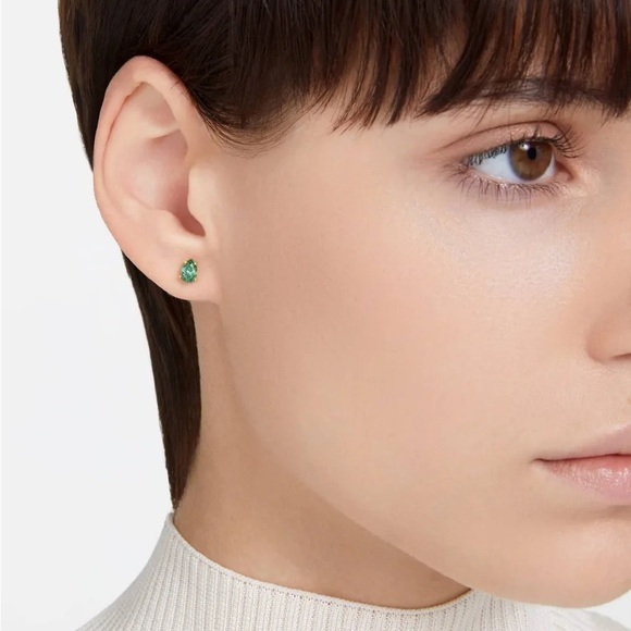 Swarovski Chroma stud earrings
Pear cut, Green, Gold-tone plated NEW - Picture 3 of 4